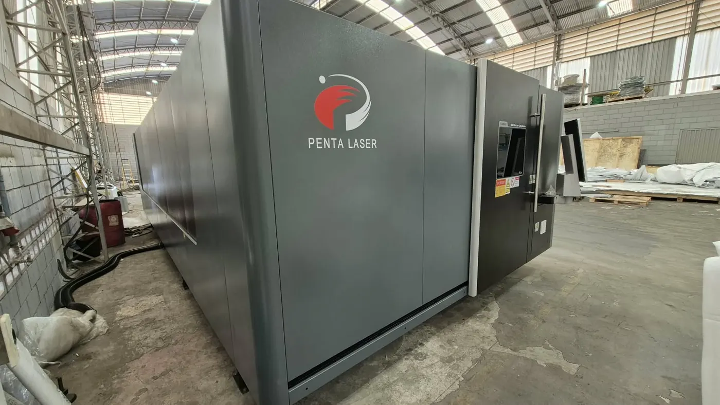 Penta Laser, vista lateral