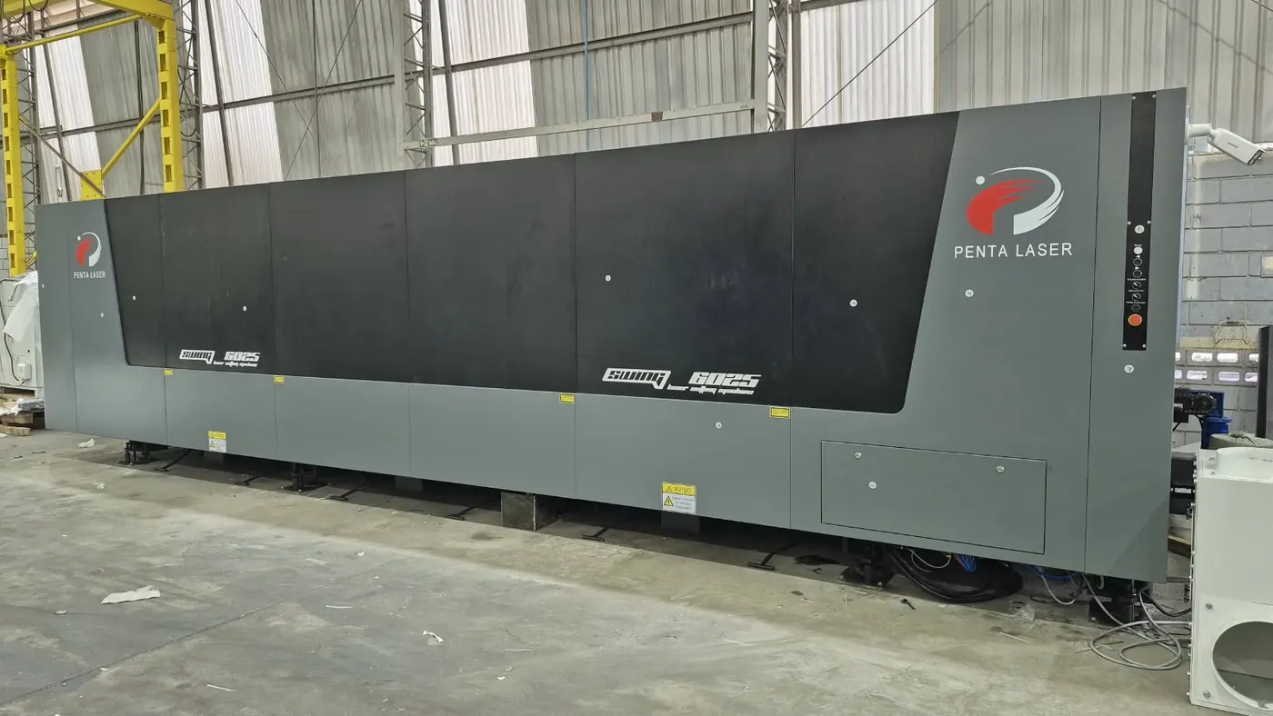 Penta Laser, vista lateral