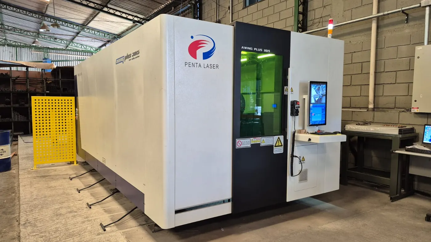 Máquina Penta Laser com cabine fechada