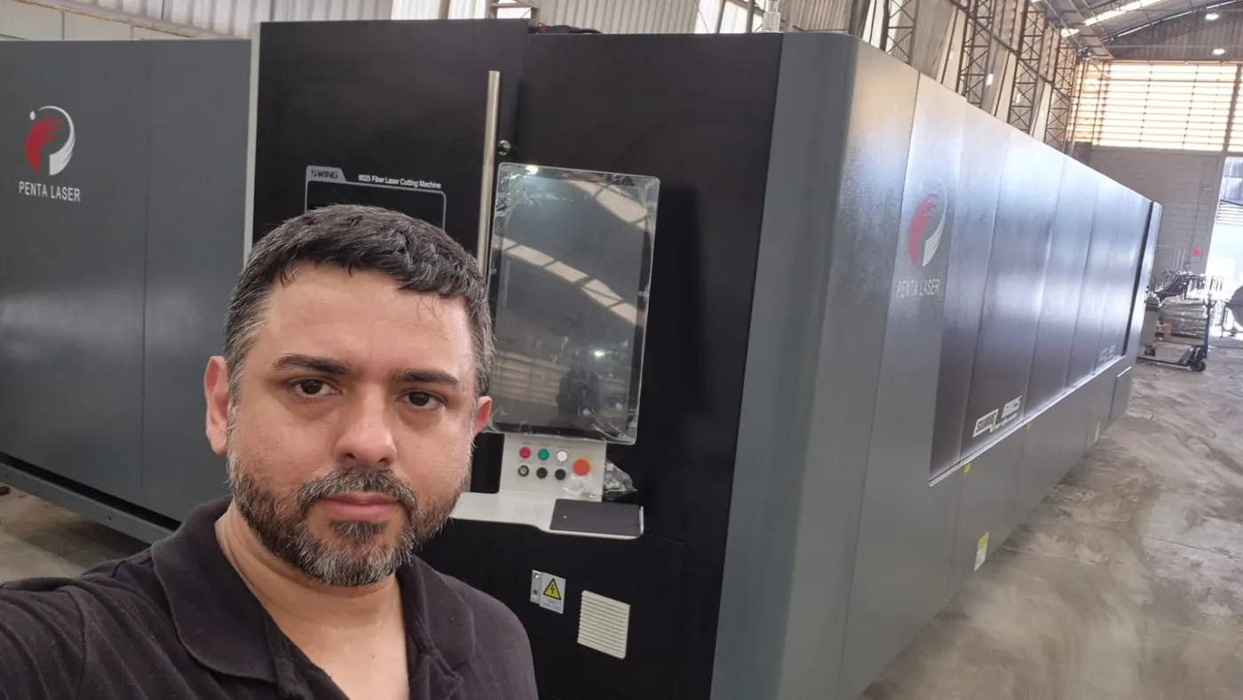 Responsável técnico da LaserLutz junto a uma máquina Penta Laser