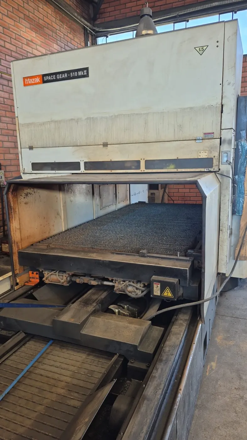 Máquina de corte a laser Mazak