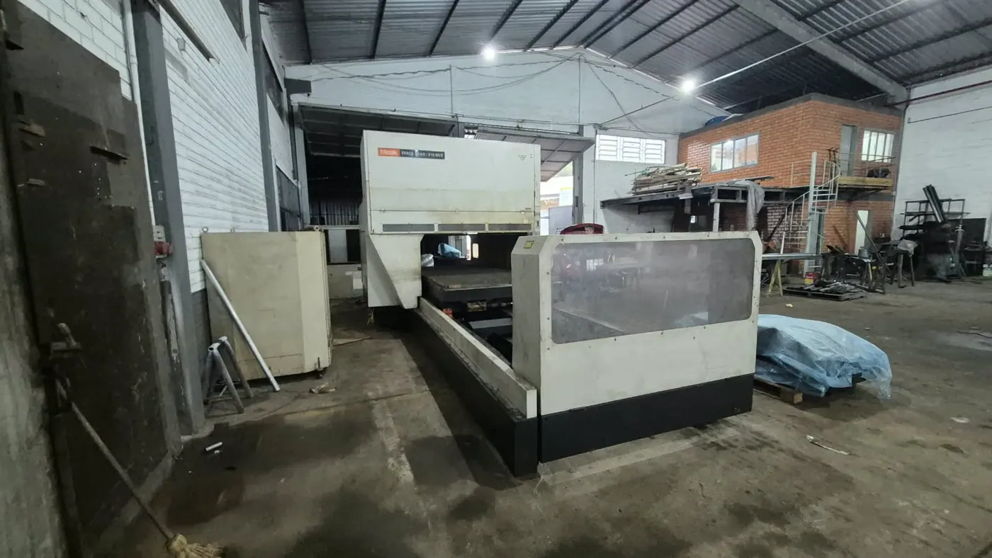 Máquina de corte a laser em atendimento