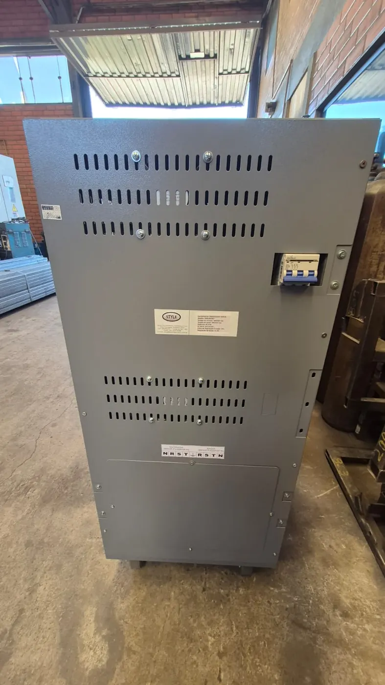 Estabilizador eletrônico trifásico instalado