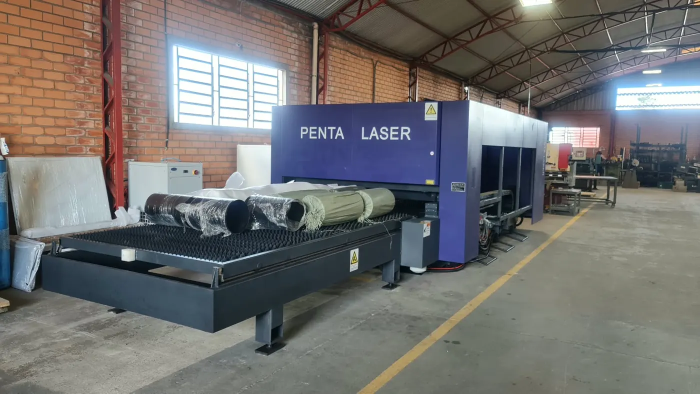 Penta Laser com mesa de carga e descarga