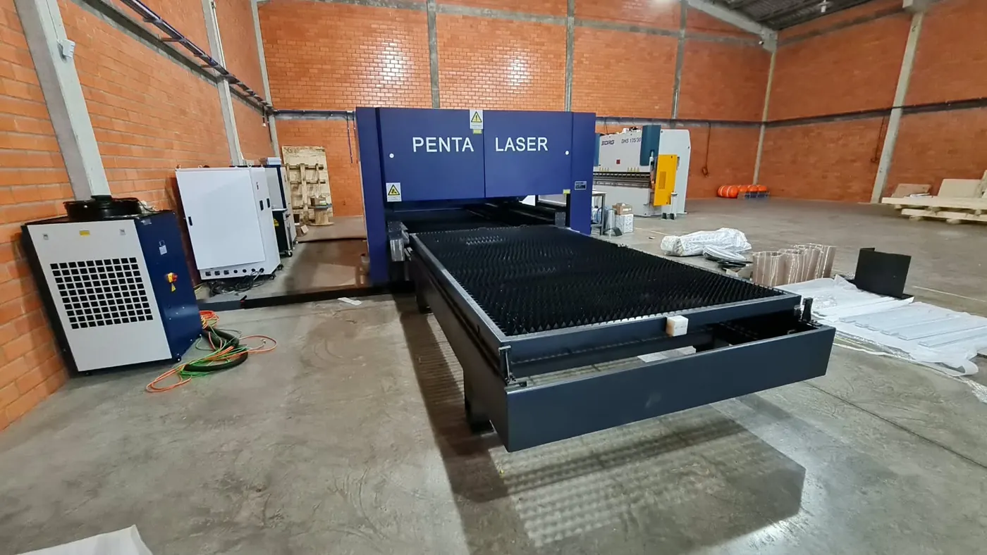Penta Laser com chiller ao lado