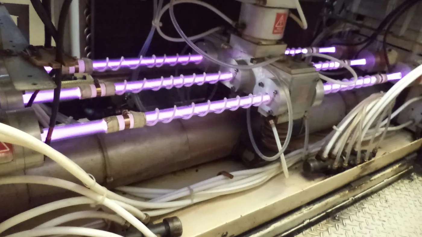 Tubos de laser CO₂ em funcionamento